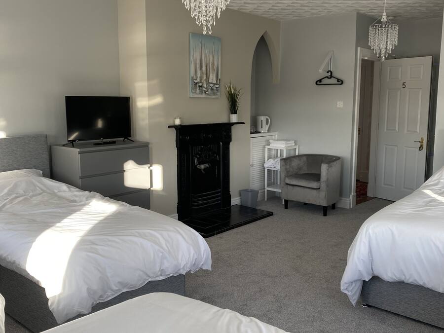 Family | Cortinas opacas, tabla de planchar con plancha, wifi gratis