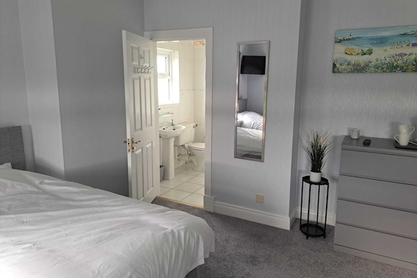 Quad | Blackout drapes, iron/ironing board, free WiFi