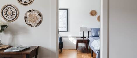 4 chambres, coffres-forts dans les chambres, bureau