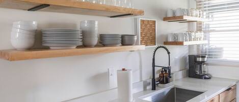 Een koelkast, een microgolfoven, een oven, een kookplaat