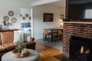 Smart TV, fireplace, books - The Brickhouse - ❤️ of Downtown, Quiet Street, 2 King Beds, Hammocks, Walking (Black Mountain)