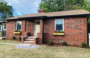 Exterior detail - The Brickhouse - ❤️ of Downtown, Quiet Street, 2 King Beds, Hammocks, Walking (Black Mountain)