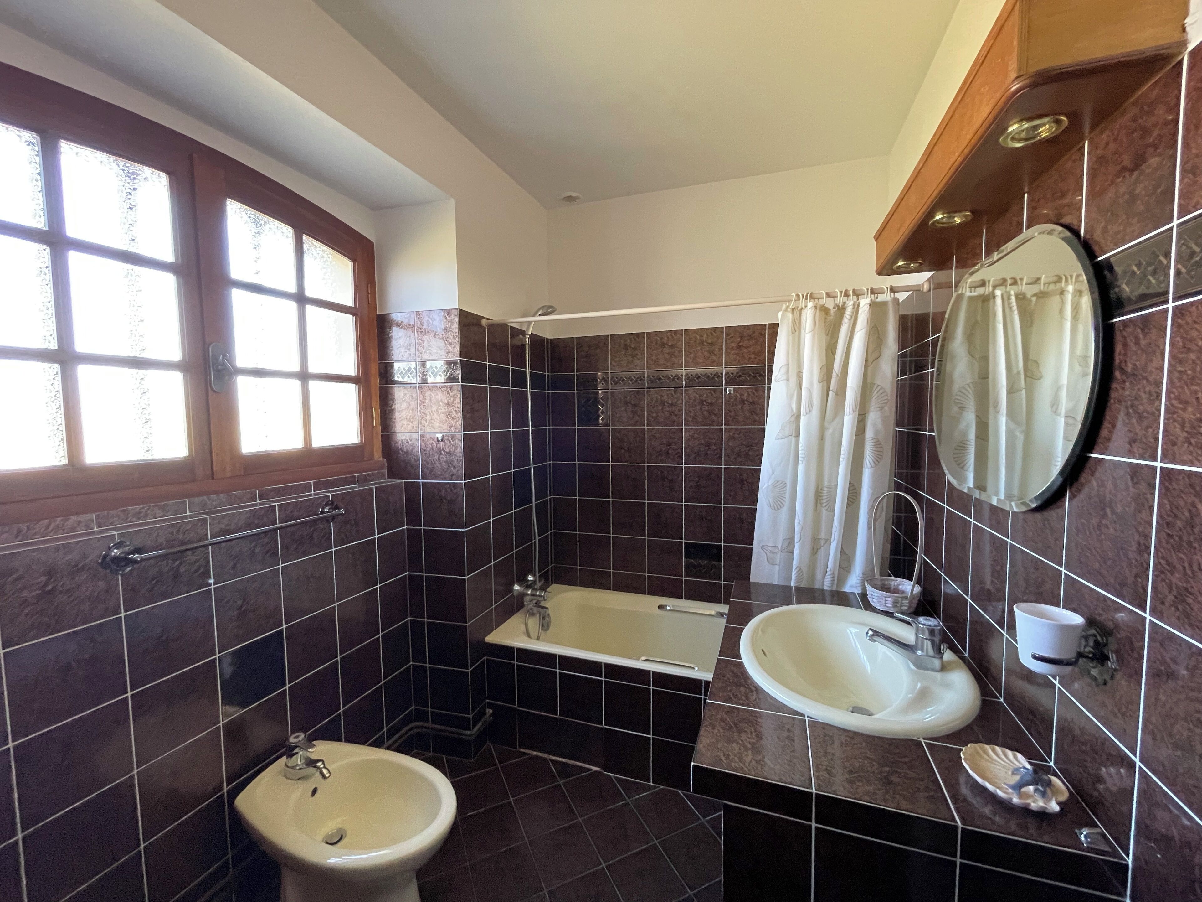 Douche, bidet, serviettes fournies, savon