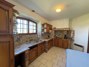 Frigorífico, microondas, placa de cocina y lavavajillas