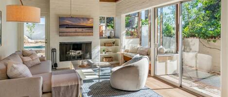 Smart TV, caminetto, impianto stereo