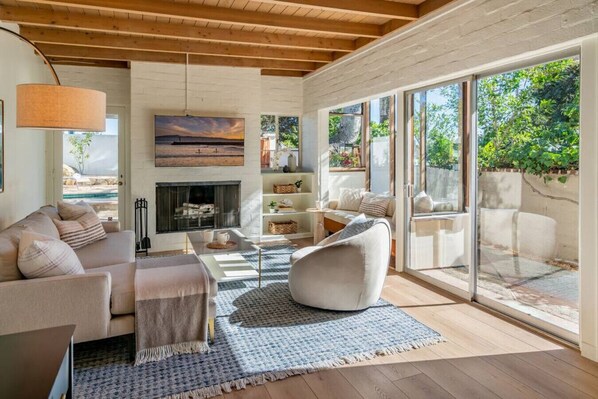 Smart TV, chimenea, estéreo