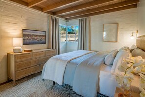 3 chambres, bureau, fer et planche à repasser, lit de bébé portatif