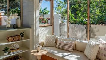 Smart TV, fireplace, stereo