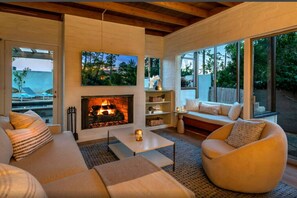 Smart TV, fireplace, stereo