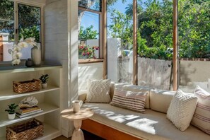 Smart TV, fireplace, stereo