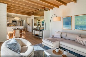 Smart TV, chimenea, estéreo