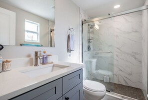 Douche, sèche-cheveux, serviettes fournies, savon