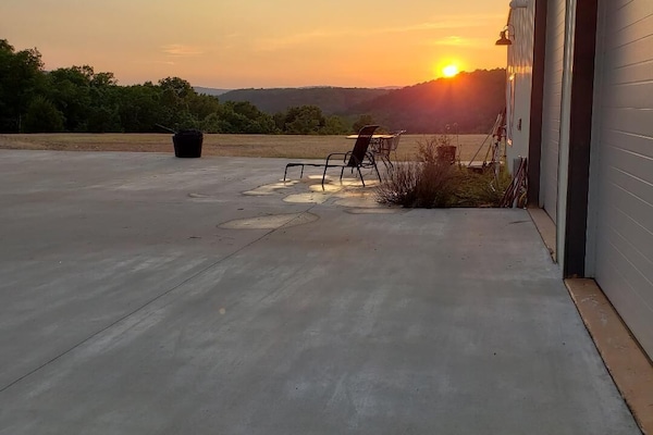 Beautiful unobstructed mountain sunset views!