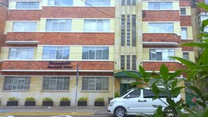 Un edificio de varios pisos con un letrero que dice "Rosa Nuñez Boutique Hotel".