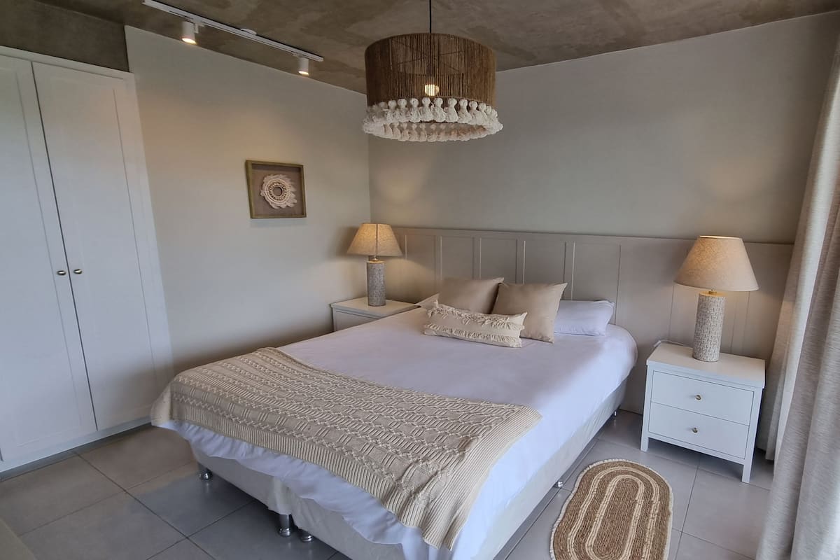 Phòng Suite Deluxe, 1 giường cỡ queen và sofa giường | 1 phòng ngủ, bộ đồ giường cao cấp, chăn bông
