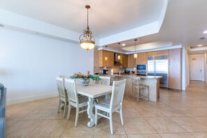 Dining - 1106D sleep 10 newly furnished /new cabinets 11th floor Gulf front. K,K,2full,ss (Orange Beach)