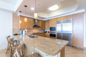 Private kitchen - 1106D sleep 10 newly furnished /new cabinets 11th floor Gulf front. K,K,2full,ss (Orange Beach)