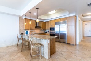 Private kitchen - 1106D sleep 10 newly furnished /new cabinets 11th floor Gulf front. K,K,2full,ss (Orange Beach)