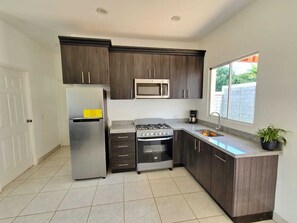 Micro-ondes, four, plaque de cuisson, cafetière/bouilloire