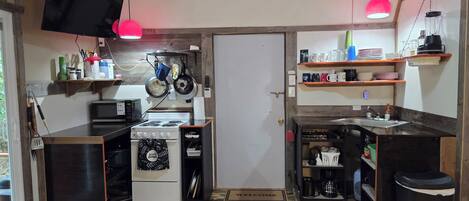 Refrigerador, microondas, horno y parrilla de estufa