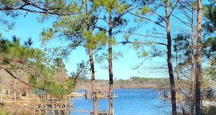 South Toledo Bend Waterfront Lakehouse with
Fishing pier/dock, fire pit, pets 👌