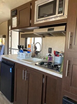 Réfrigérateur, micro-ondes, plaque de cuisson, cafetière/bouilloire