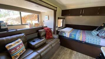 1 bedroom, bed sheets