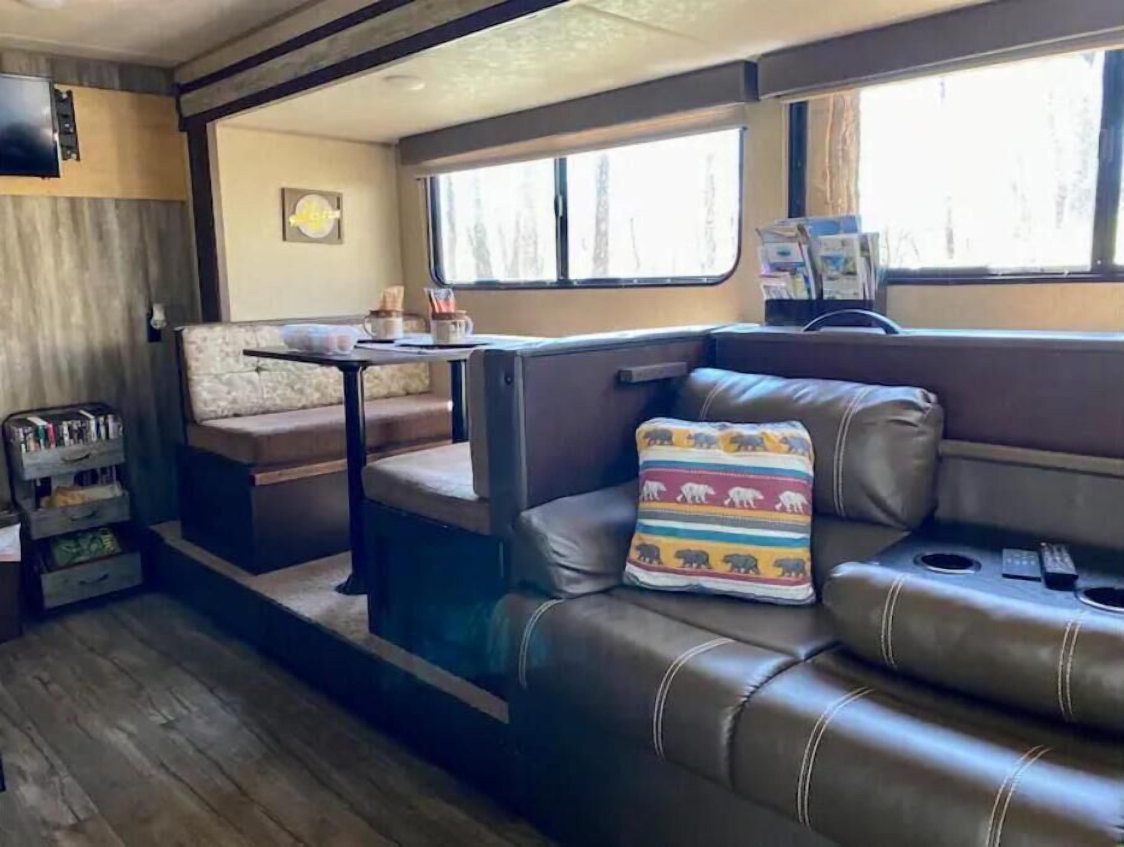 Televisión, reproductor de DVD, videoteca y estéreo 