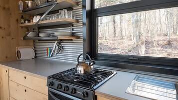 Een koelkast, een oven, een kookplaat, een koffiezetapparaat/waterkoker