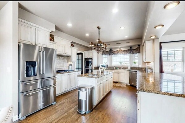 Frigorífico, microondas, horno y placa de cocina