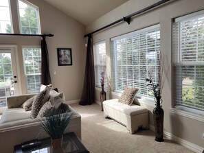 Una televisión, una chimenea, videojuegos, un reproductor estéreo