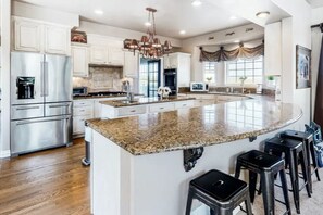 冷蔵庫、電子レンジ、オーブン、コンロ