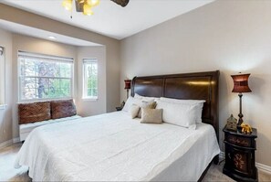 4 bedrooms, iron/ironing board, travel cot, WiFi - Spectacular Luxury Hacienda with Mountain Views! (Monument)