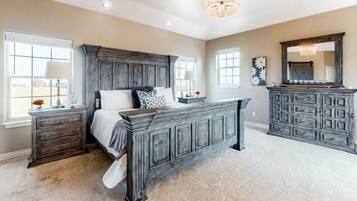 6 bedrooms, desk, iron/ironing board, travel crib