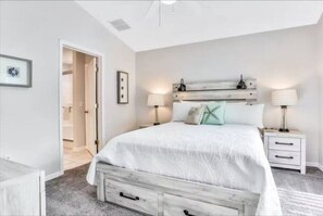 4 sovrum, skrivbord, strykjärn/strykbräda och resesäng