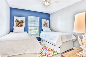 4 bedrooms, desk, iron/ironing board, travel crib - Elegant Large Private Home with Heated Pool! (Davenport)