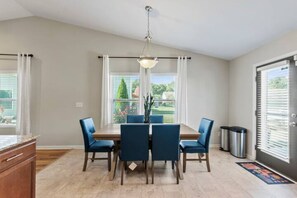 Dining - Peaceful Park House (Midland)