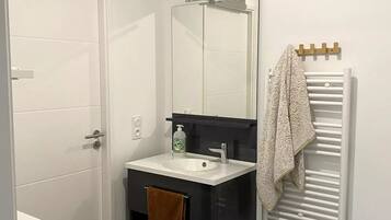 ヘアドライヤー、タオル、石鹸、シャンプー