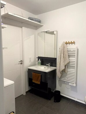 Hair dryer, towels, soap, shampoo - Appartement à 5 Minutes du Métro, Parking Sécurisé, Idéal Pour les Familles (Asnières-sur-Seine)