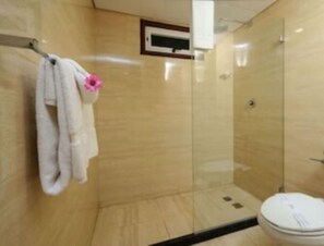 Toallas, jabón, papel de baño 