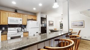 Mikrobølgeovn, ovn, kokeplater og oppvaskmaskin