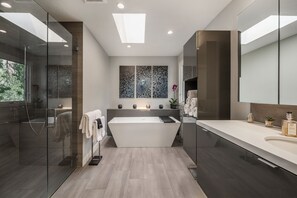 Dusche, Haartrockner, Bidet, Handtücher