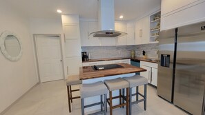 Four à micro-ondes, un four, lave-vaisselle, cafetière-théière