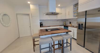 Stylish Newly remodeled 3bdr Apt