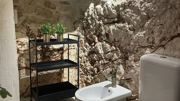 Een bubbelbad, gratis toiletartikelen, een haardroger, een bidet
