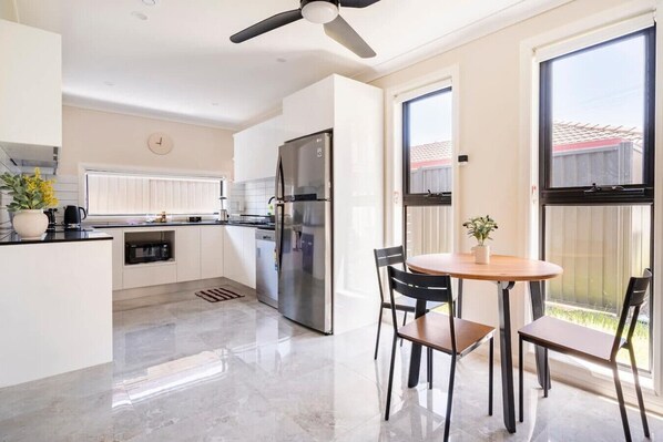 Fridge, microwave, oven, stovetop - Sydney Blue Mountain Retreat, Between Sydney and Blue Mountains, Easy access. (Kingswood)