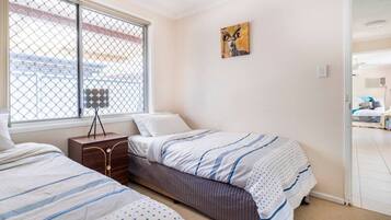 5 dormitorios, escritorio, tabla de planchar con plancha y cuna de viaje