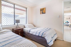 5 dormitorios, escritorio, tabla de planchar con plancha y cuna de viaje