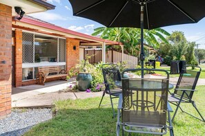 Outdoor dining - Sydney Blue Mountain Retreat, Between Sydney and Blue Mountains, Easy access. (Kingswood)