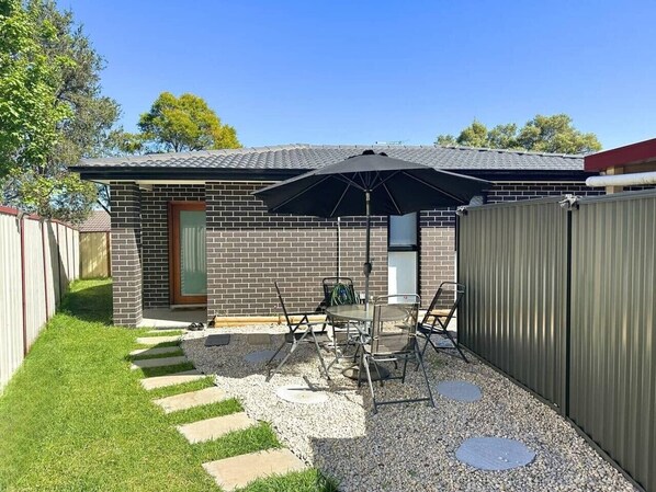 Outdoor dining - Cozy Granny Guest house Sydney Blue Mountain (Kingswood)